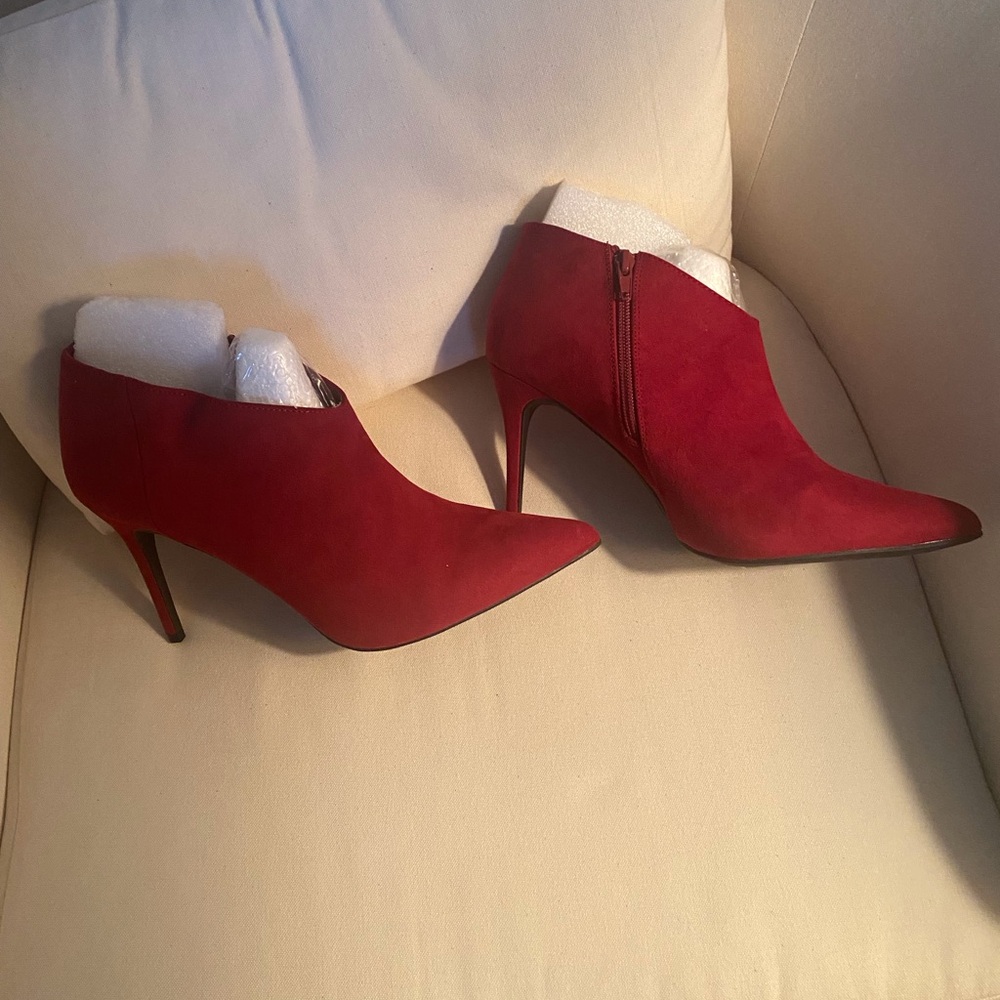 Journee Collection Size 11 red suede ankle booties